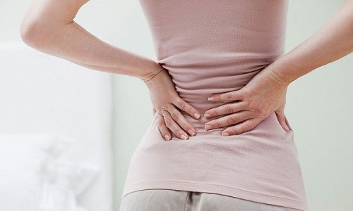 Đau lưng cũng là một trong những biểu hiện của bệnh sỏi thận