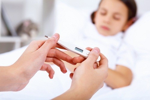 Ở trẻ bị viêm phổi, một trong các triệu chứng thường gặp có thể là sốt.