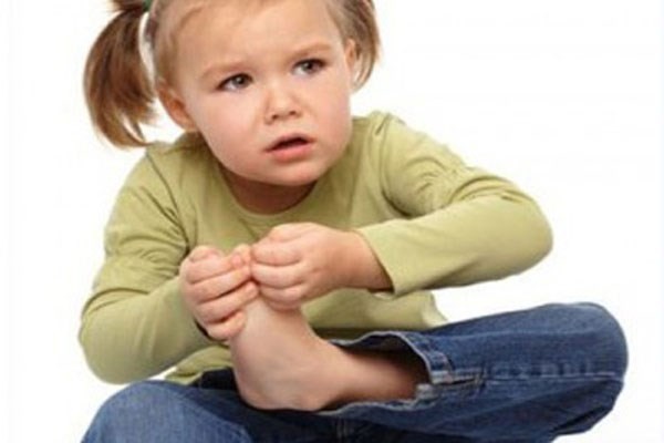 Viêm khớp có thể gặp ở trẻ em, tuy nhiên bệnh thường bị các bậc cha mẹ bỏ qua