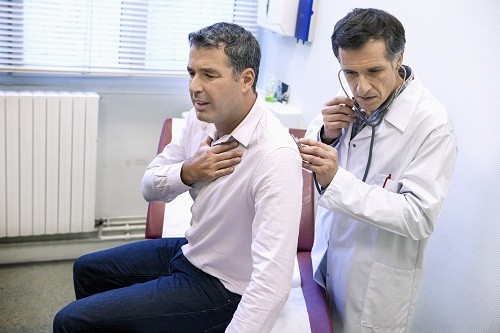 Đầu tiên trong chẩn đoán khí phễ thũng, bác sĩ sẽ thăm khám lâm sàng, nghe tim và nghe phổi. 