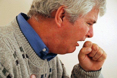 Một trong những dấu hiệu viêm phổi thường ặp là ho có đờm.