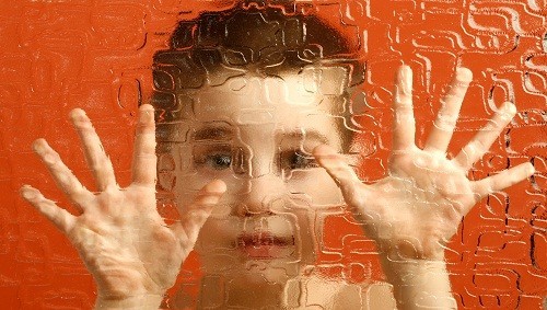 Tự kỷ hay còn được gọi là rối loạn phổ tự kỷ (ASD) là một khuyết tật được hình thành bởi những sự khác biệt trong não bộ.