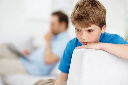 Trẻ tự thu mình, không quan tâm đến người khác, không thích chơi chung với trẻ cùng tuổi.