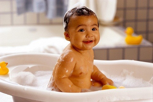 Việc sử dụng xà phòng và chất tẩy rửa có thể gây kích ứng da ở trẻ em, từ đó thúc đẩy bệnh eczema phát triển.