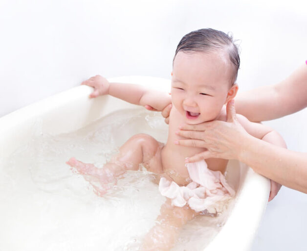 Để dự phòng viêm âm đạo ở trẻ em, bố mẹ cần tắm, rửa cho trẻ hằng ngày