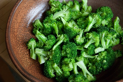 Để bổ sung chất xơ, vitamin và khoáng chất cho cơ thể, người bệnh có thể ăn sống hoặc hấp các loại rau như bông cải xanh.