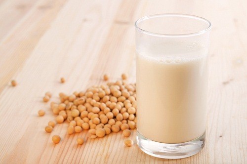 Sữa đậu nành có chứa phytoestrogens, một chất giống như estrogen có thể giúp kiểm soát cơn nóng bừng.