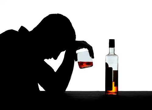 Uống quá nhiều rượu là một trong những nguyên nhân gây gan nhiễm mỡ.