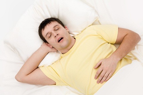 Chứng ngưng thở khi ngủ có thể là nguyên nhân gây khó thở khi nằm xuống.