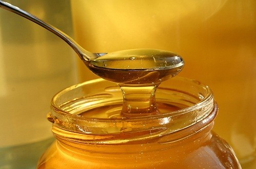 Người lớn có thể sử dụng 2 muỗng cà phê mật ong trước khi ngủ để giảm ho. 