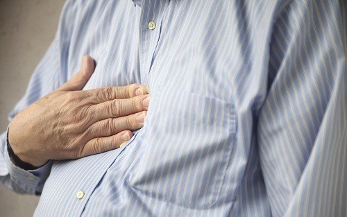 Ợ nóng có thể gây ra ho kéo dài ở cả người lớn và trẻ em. 