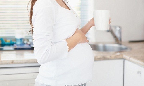 Phụ nữ mang thai nên thay thế đồ uống có caffein bằng nước hoặc các loại nước ép trái cây (trừ cam, quýt) và hạn chế ăn sô cô la để giúp cải thiện các triệu chứng khó tiêu.