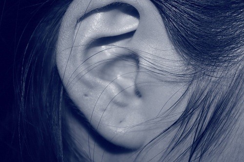 Viêm dây thần kinh tiền đình và viêm mê đạo tai (labyrinthitis) đều gây chóng mặt, buồn nôn và ói mửa