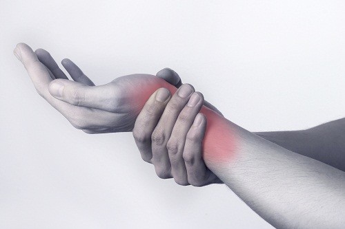 Hội chứng De Quervain là một trong những nguyên nhân gây đau ngón tay cái và cổ tay.