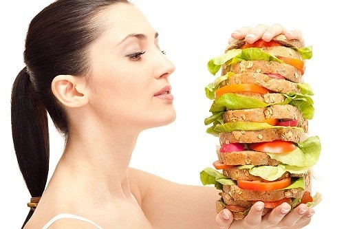 Ăn quá nhiều và ngồi tại chỗ quá lâu sẽ khiến cơ hoành phồng lên hoặc bị kích thích, sau đó co thắt và dẫn đến nấc cụt.