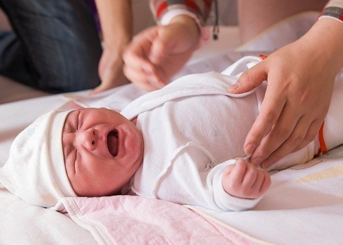 Một trong những dấu hiệu nguy hiểm ở trẻ sơ sinh mà cha mẹ tuyệt đối không thể bỏ qua là trẻ khó thở, thở nhanh hơn bình thường.
