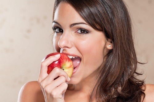 Người bi gút có thể ăn một quả táo tươi kích cỡ trung bình, 1 chén táo cắt lát hoặc băm nhỏ, 1 cốc nước ép táo và 1/2 chén táo khô hàng ngày.