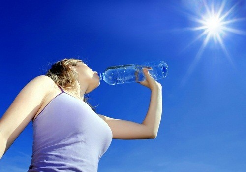 Để bổ giúp cho hoạt động cơ bắp hiệu quả, bạn cần uống nước trước và sau khi tập thể dục hoặc vận động mạnh. 
