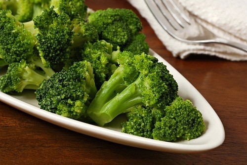 Bông cải xanh nấu chín là nguồn cung cấp chất xơ tốt cho người bệnh sau phẫu thuật cắt bỏ trĩ.