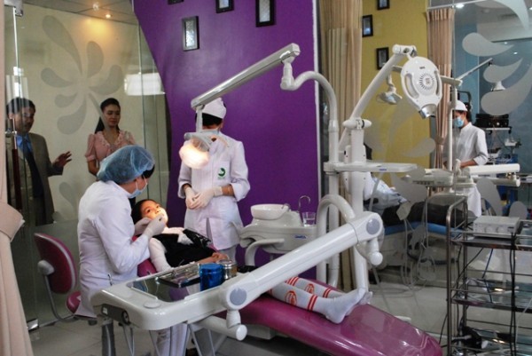 Khoa Răng hàm mặt - Bệnh viện Thu Cúc được trang bị đồng bộ thiết bị y tế hiện đại hỗ trợ điều trị bênh sâu răng hiệu quả.