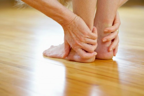 Trong quá trình điều trị thoái hóa xương gót chân, người bệnh cần hạn chế vận động mạnh, không nên chạy nhảy quá nhiều Điều trị bệnh thoái hóa xương gót chân