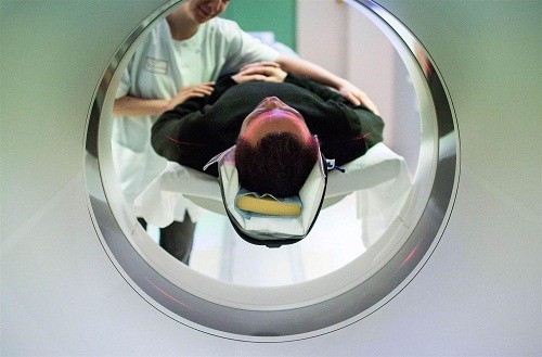 Người bệnh có thể hỏi bác sĩ về lượng phóng xạ được sử dụng trong suốt quá trình chụp CT và các rủi ro liên quan tới sức khỏe có thể xảy ra trước khi quyết định chụp CT não. 