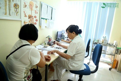 Bác sĩ phòng khám chuyên khoa Cơ xương khớp - Bệnh viện Thu Cúc đang tư vấn điều trị bệnh cho người bệnh Cách điều trị thoái hóa xương cụt