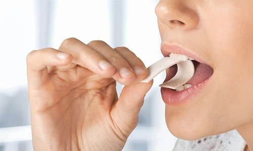 Nhai kẹo cao su và kẹo cứng cũng rất có lợi vì những sản phẩm này kích thích dòng chảy nước bọt.
