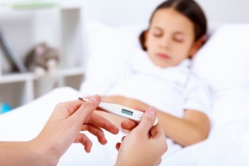Khi kiểm tra thấy trẻ bị sốt, cha mẹ nên đưa trẻ tới bệnh viện ngay nếu trẻ dưới 6 tháng tuổi, có các triệu chứng khác, sốt cao hơn 2 ngày hoặc chưa tiêm phòng.