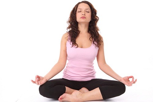 Hãy thử áp dụng các kỹ thuật thư giãn như tập yoga, thiền định để kiểm soát căng thẳng, hạn chế đau đầu.