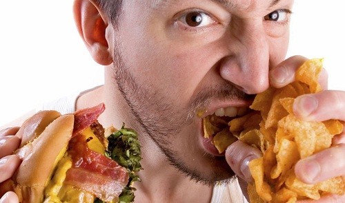 Chứng ăn vô độ thường gây ra những cơn đói không cưỡng lại được khiến người bệnh ăn một lượng thức ăn lớn trong thời gian ngắn.