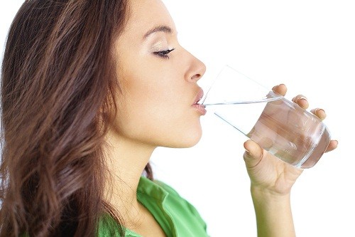 Uống nhiều nước giúp làm loãng chất nhầy trong mũi và đờm ở cổ họng, khiến cơn ho giảm đi nhanh chóng.