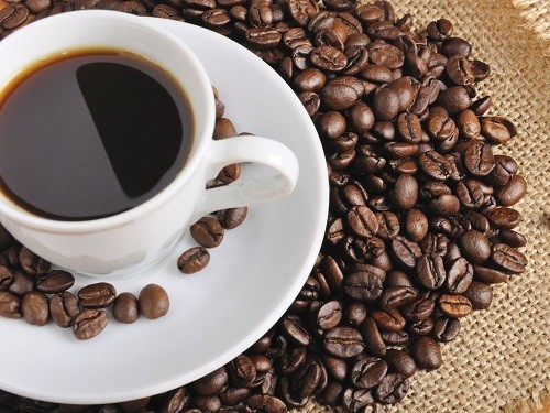 Để ngăn chặn các cơn nóng bừng, nên tránh tiếp xúc với các yếu tố kích thích như các loại đồ uống có chứa caffein như cà phê.