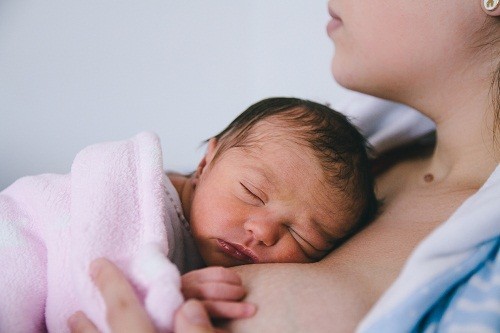 Sữa mẹ cung cấp nguồn dinh dưỡng lý tưởng cho trẻ sơ sinh. 