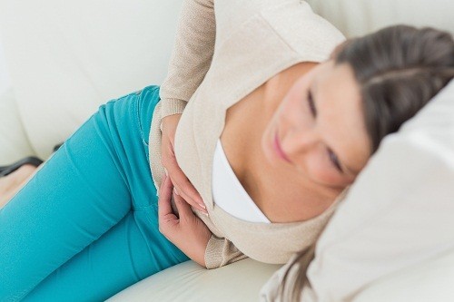 Trong bệnh viêm dạ dày ruột, triệu chứng thường gặp nhất là tiêu chảy và nôn mửa.
