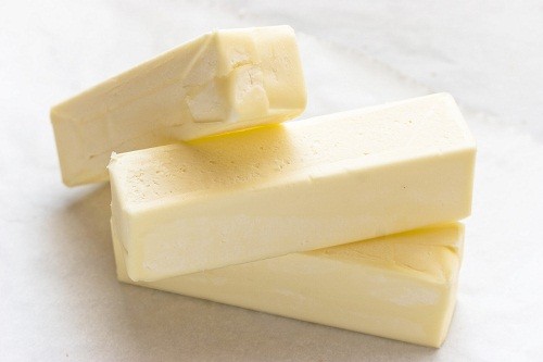 Bôi bơ hoặc chườm nước đá vào vết bỏng không những không có tác dụng gì mà còn có thể dẫn đến thiệt hại thêm. 