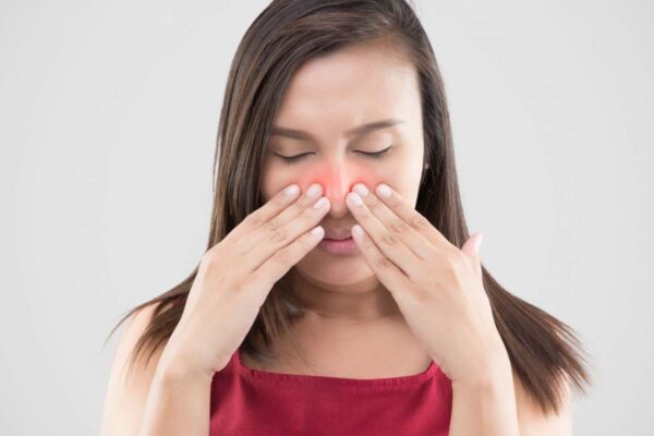 Đau nhức xoang, sổ mũi, ngạt mũi... là một số dấu hiệu và triệu chứng của viêm xoang hàm