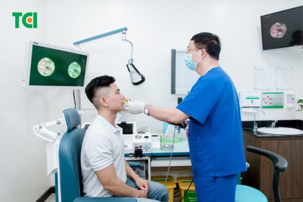 Điều trị viêm xoang hàm bằng thuốc hoặc phẫu thuật khi có chỉ định của bác sĩ
