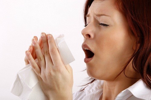 Phản ứng dị ứng có thể gây phù mạch hoặc kích hoạt hội chứng chảy dịch mũi sau gây kích ứng họng.