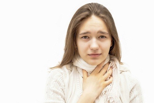 Chất nhầy từ viêm xoang do virus có thể gây viêm và kích ứng cổ họng. 
