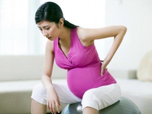 Trọng lượng cơ thể tăng mạnh trong tháng cuối đã tạo ra sức ép khiến lưng phải chống đỡ nặng hơn.