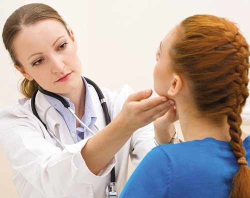 Sau khi thăm khám và chẩn đoán chính xác, bác sĩ sẽ tư vấn hướng điều trị hiệu quả nhất cho người bệnh. 