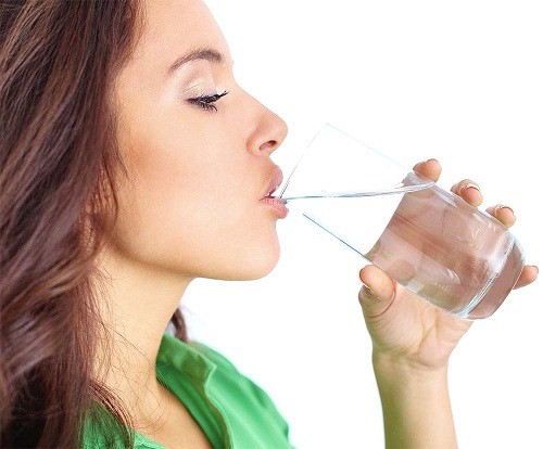 Cố gắng uống ít nhất là 6 - 8 ly nước mỗi ngày cho tới khi giọng nói trở lại bình thường.