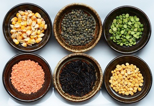 Ngũ cốc nguyên hạt rất giàu chất xơ không hòa tan trong nước, giúp đẩy nhanh sự di chuyển của phân, thúc đẩy đi tiêu liên tục.
