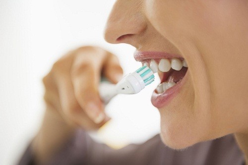 Bàn chải quá cứng hoặc động tác đánh răng quá mạnh có thể kéo phần nướu tách dần ra khỏi chân răng. 