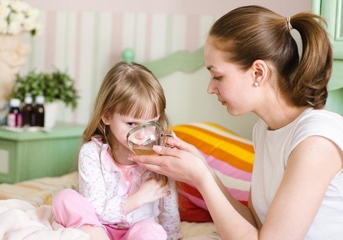 trẻ bị sốt kéo dài