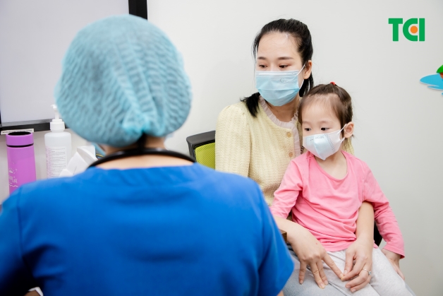 trẻ bị sốt kéo dài