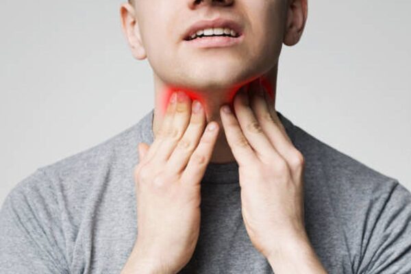 Người mắc viêm amidan thể mạn tính thường bị đau rát họng, vướng họng kéo dài