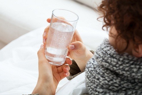 Uống nhiều nước ấm có thể giúp ngăn ngừa sự mất nước và làm dịu cổ họng bị đau. 