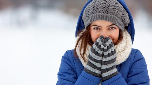 Cần giữ ấm cơ thể khi thời tiết chuyển mùa và tránh các dị nguyên gây bệnh sẽ giúp phòng viêm mũi dị ứng hiệu quả